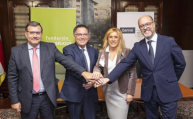 El director general de Fundación Caja Rioja, Arturo Colina; el presidente de Fundación Caja Rioja, Pablo Arrieta; la directora corporativa de la Territorial Norte de Bankia, Begoña Hernández; y el director de Gestión Responsable de Bankia, David Menéndez..