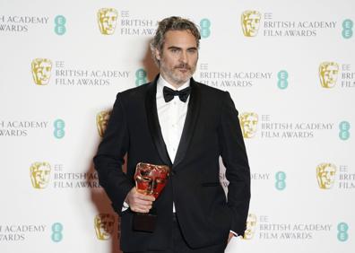 Imagen secundaria 1 - Varios de los premiados en los Bafta. El director Sergio Pablos y su productora, por 'Klaus'. Debajo, el actor Joaquin Phoenix por 'Joker', y finalmente la actriz Renée Zellweger por 'Judy'