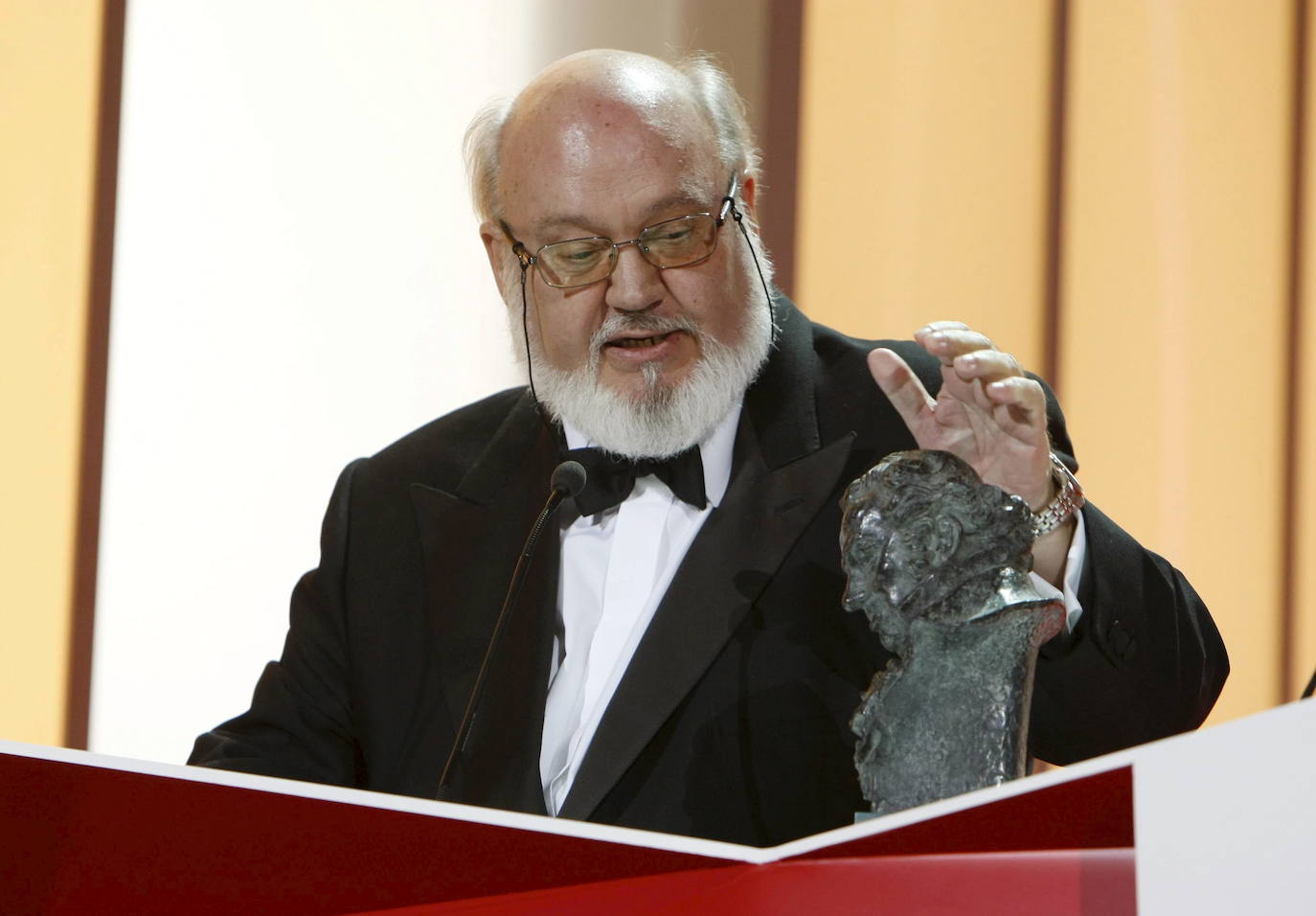 El director José Luis Cuerda recibe el Goya al Mejor Guión adaptado 2008, premio que compartió con Rafael Azcona.
