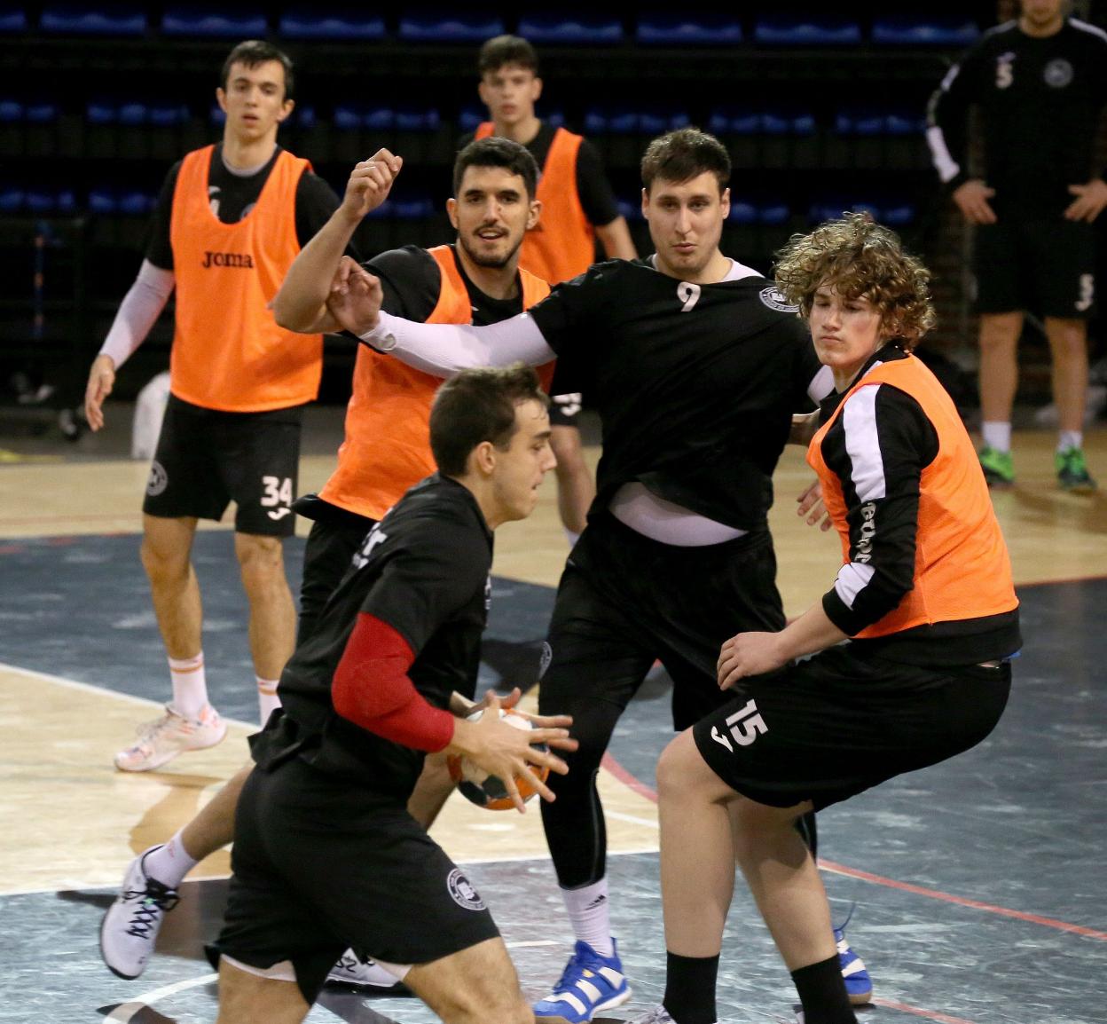 Edu Cadarso inicia una jugada en un entrenamiento del Ciudad de Logroño. :: 