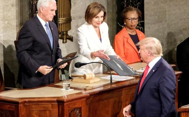 Trump niega el saludo a Pelosi. 