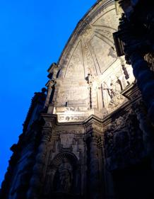 Imagen secundaria 2 - El interior de la encina está hueco. A la derecha, portada de la basílica de San Gregorio, en Sorlada. 