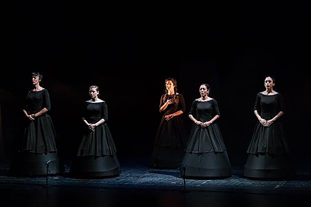 La compañía extremeña Albadulake abre 'Cómicos' con una obra interpretada por cinco actrices que viajan por la danza y el circo.