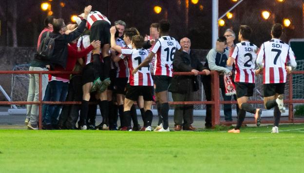 Los jugadores de la SDL celebran el gol de Imanol que dio el liderato a los blanquirrojos. 