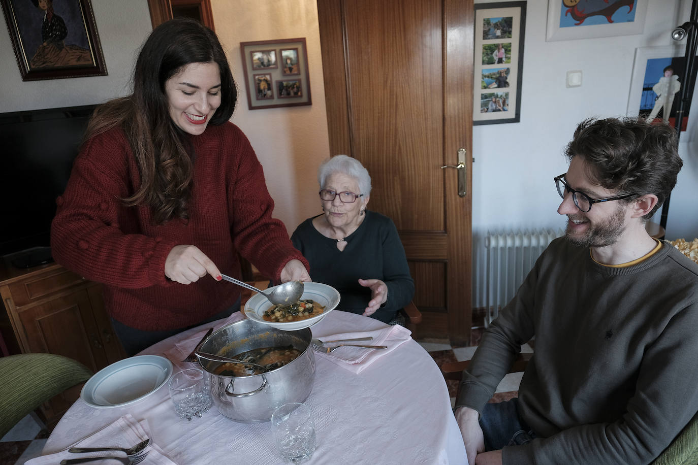 Paula y su pareja, Tom, comen potaje en casa de la abuela de ella, Pilar.