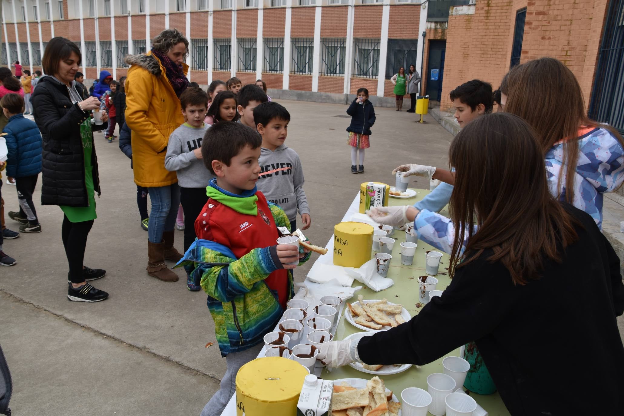 Fotos: II chocolatada solidaria del colegio de Rincón de Soto