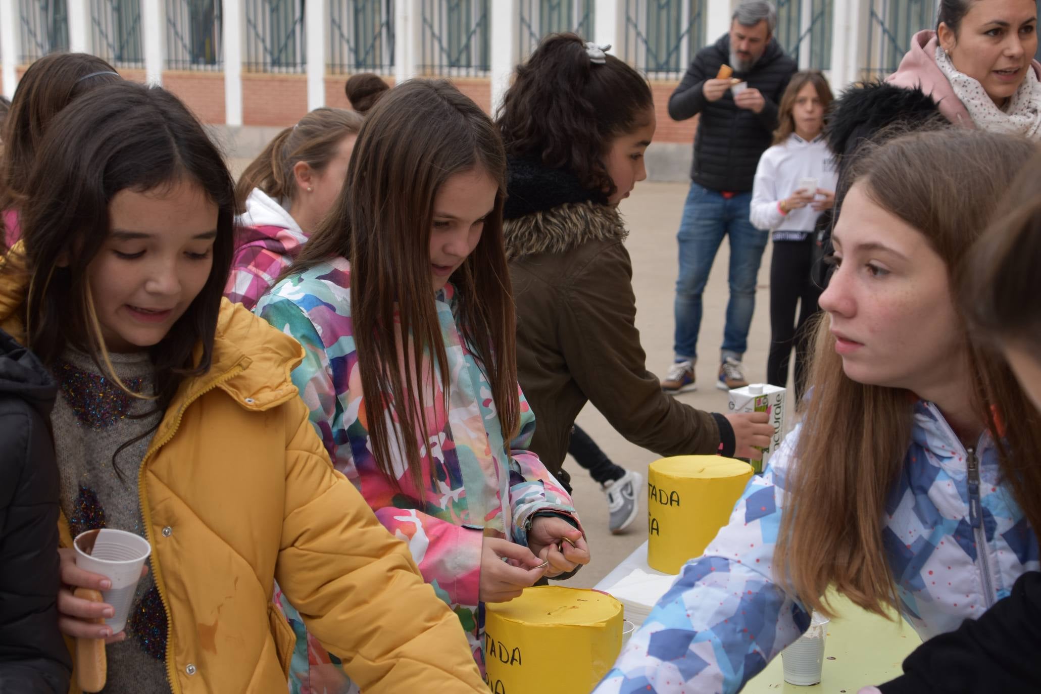 Fotos: II chocolatada solidaria del colegio de Rincón de Soto