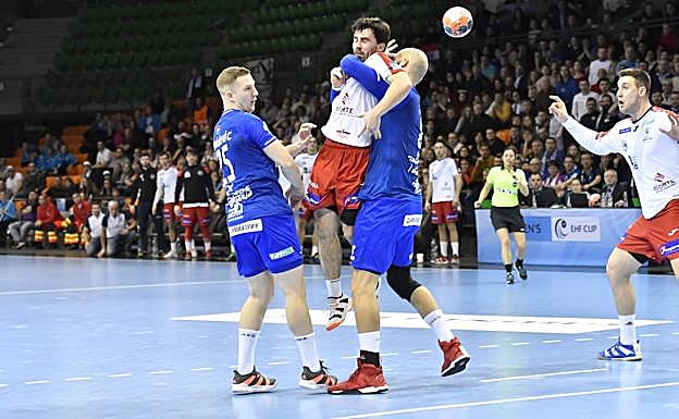 Las manos vacías y la cabeza muy alta