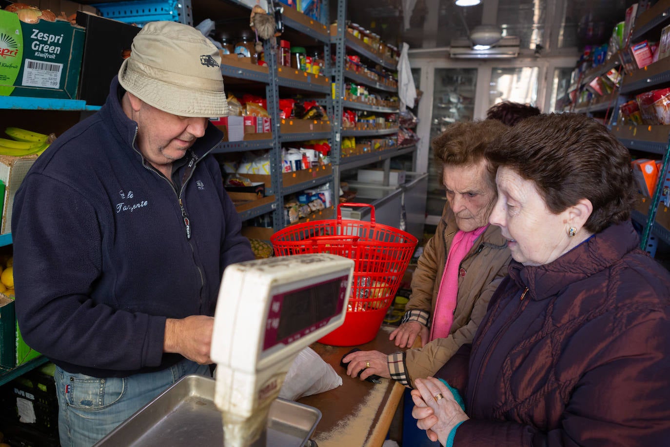 Fotos: Los supermercados móviles de muchos pueblos riojanos