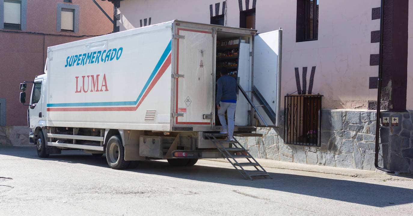 Fotos: Los supermercados móviles de muchos pueblos riojanos