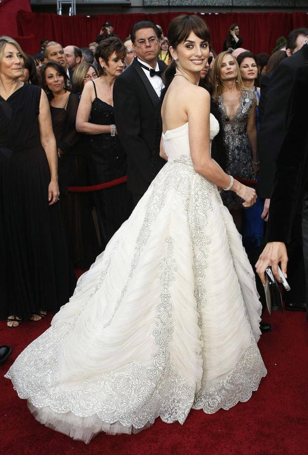 En el 2009, cuando ganó el Oscar por su papel en la película 'Vicky Cristina Barcelona', lució uno de los mejores 'looks' de la historia de los Oscar. Se trataba de un Balmain vintage blanco espectacular. Aún sigue siendo la única española con una estatuilla. 