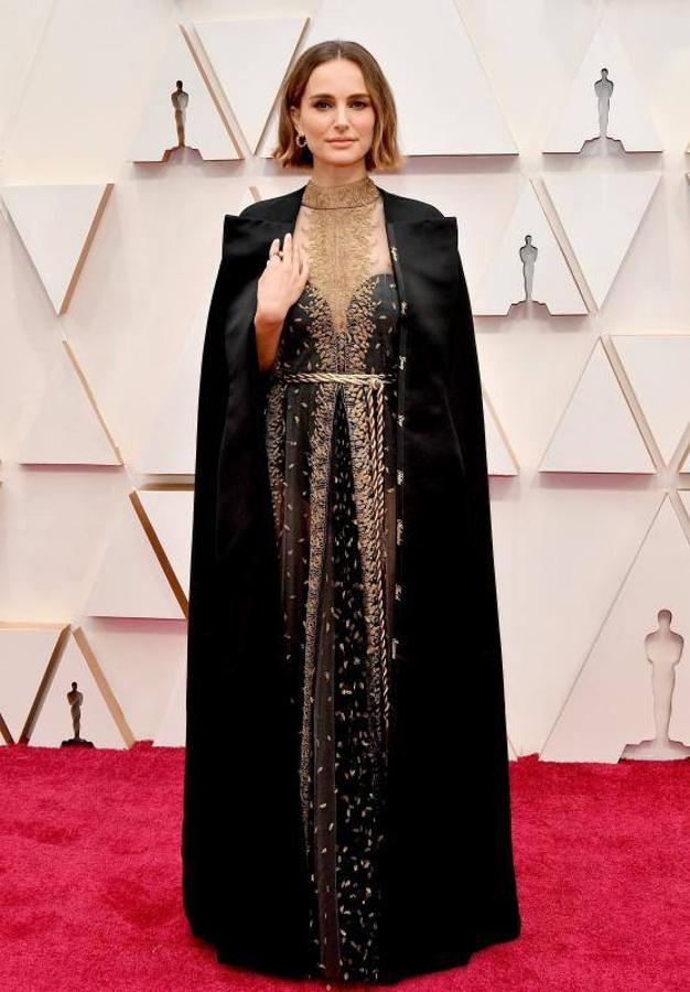En la capa de estilismo de Dior de Natalie Portman se pueden leer los nombres de directoras que no han sido nominadas a modo de protesta. 