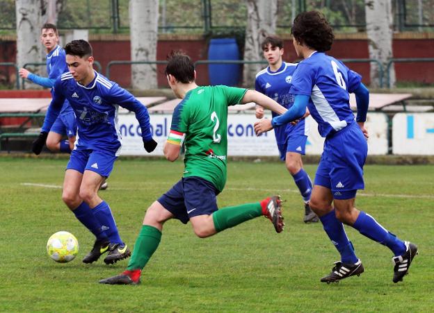 Luis Pevidal, del Berceo, intenta robar el balón a un rival. 