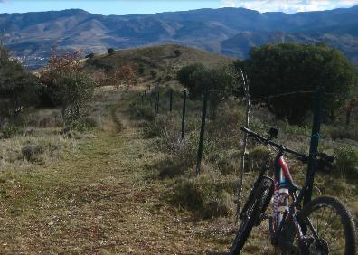 Imagen secundaria 1 - Vista de Sorzano desde el Cerro de los Cantos, inicio de la senda de Berrendo y tramo en la bajada