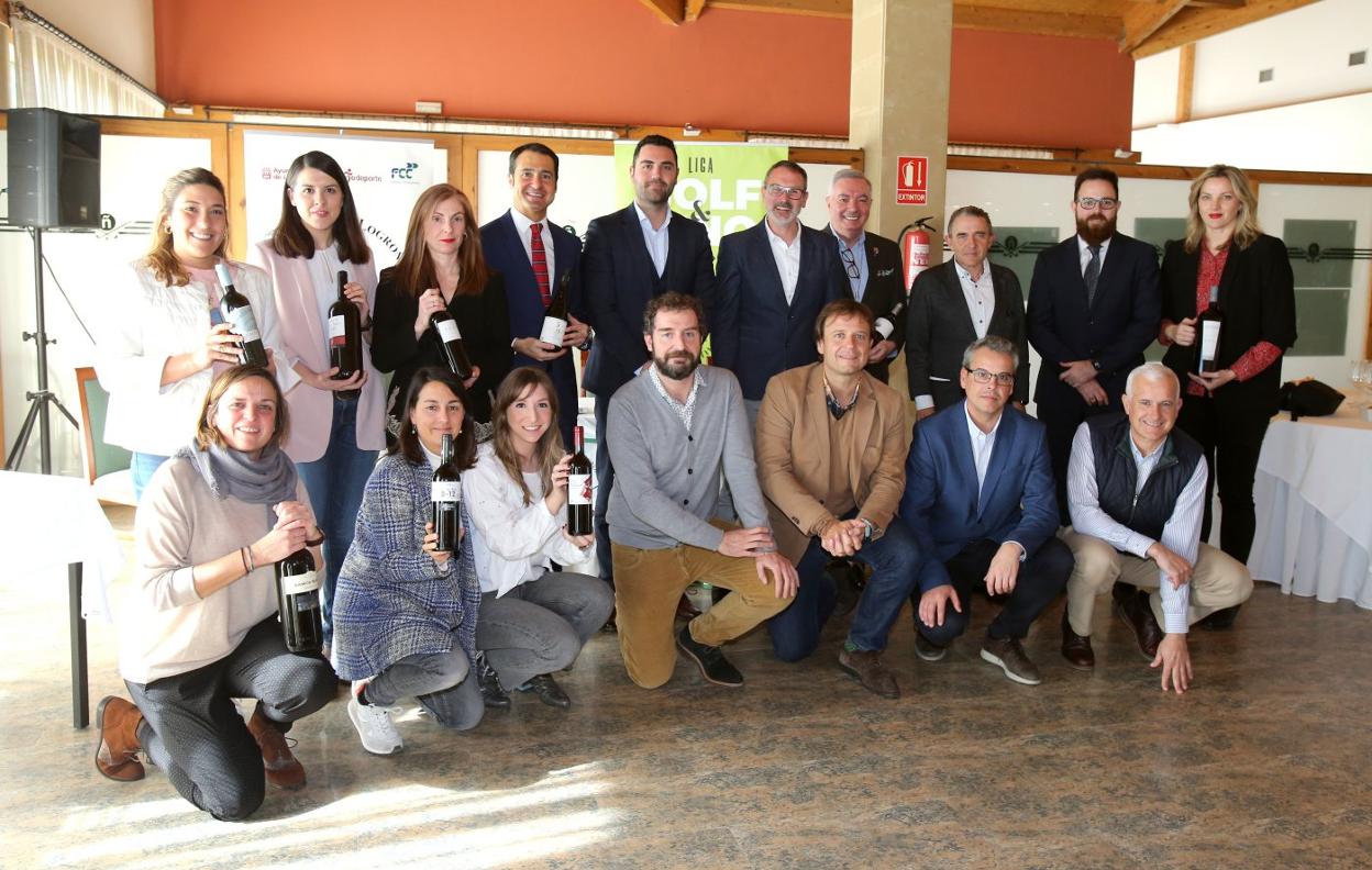 Foto de familia de los diferentes patrocinadores, bodegas que forman parte, autoridades y organizadores en la foto de familia de la décima edición de la Liga de Golf y Vino que comenzará el 29 de febrero en Logroño. 