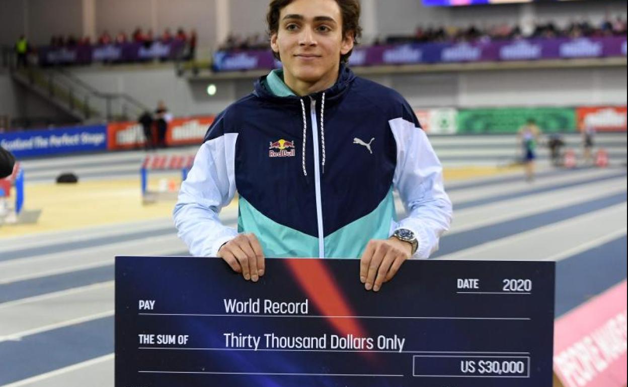 Armand Duplantis celebra su nuevo récord mundial de pértiga.