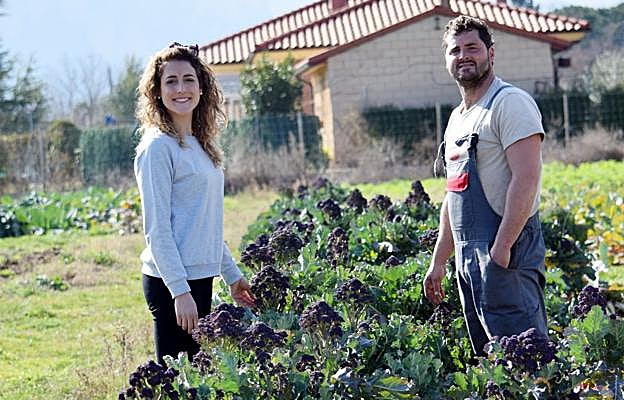 Ana y David Lafuente Rico (La Huerta de Rizos) posan en su plantación de brócoli de Albelda. 