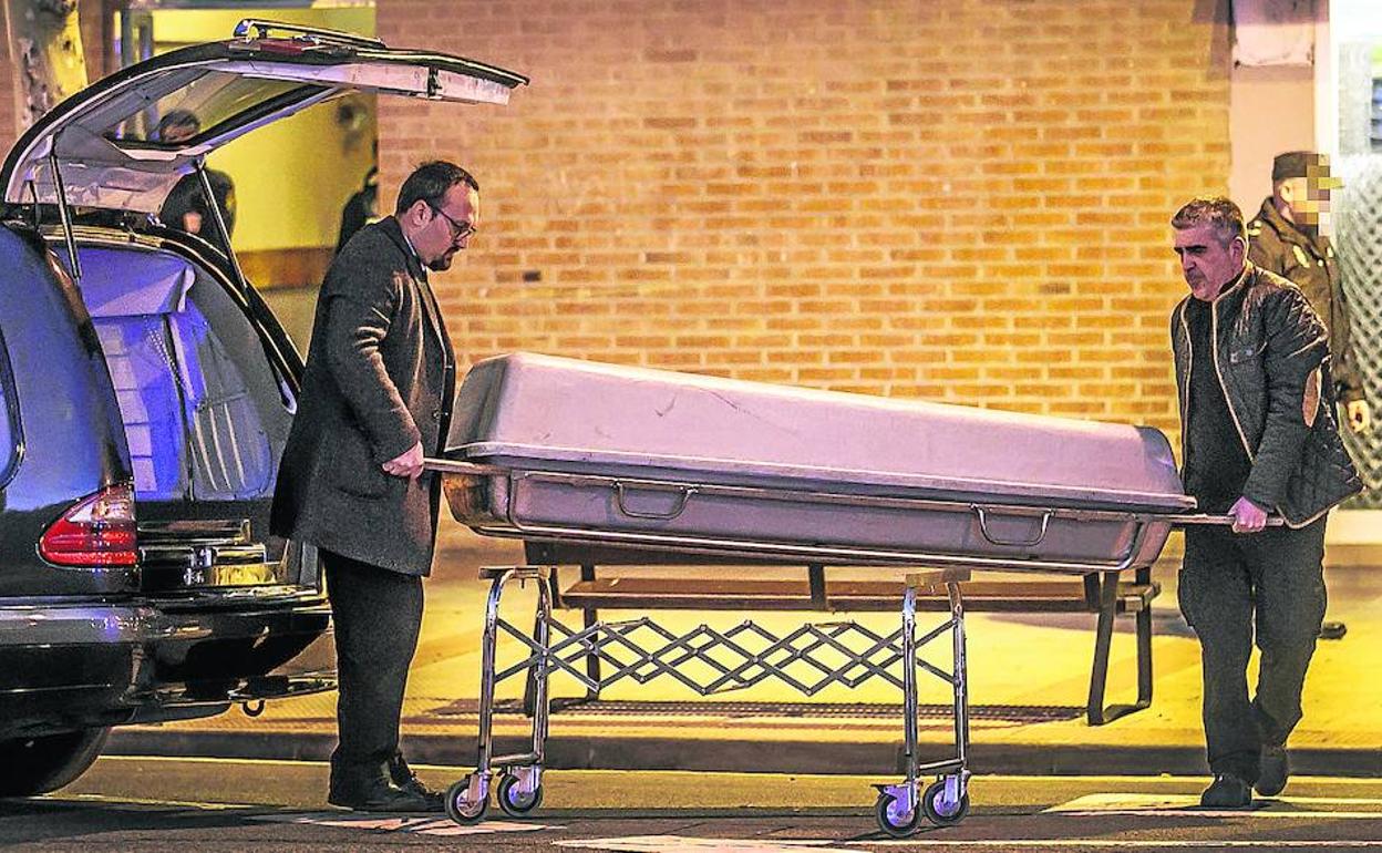 Operarios de la Funeraria de Haro, durante el traslado