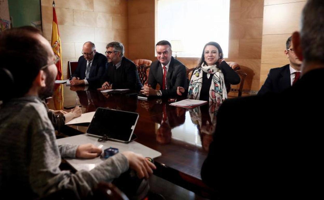 Miembros de PSOE y Podemos, durante la reunión de coordinación celebrada este jueves en el Congreso.