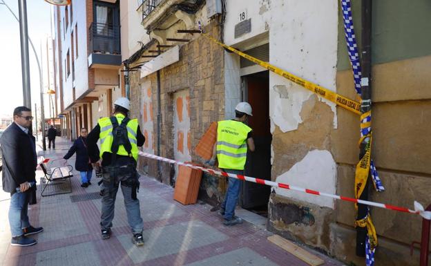 La policía Local, este viernes en el acceso al edificio mientras se trabaja en su interior.