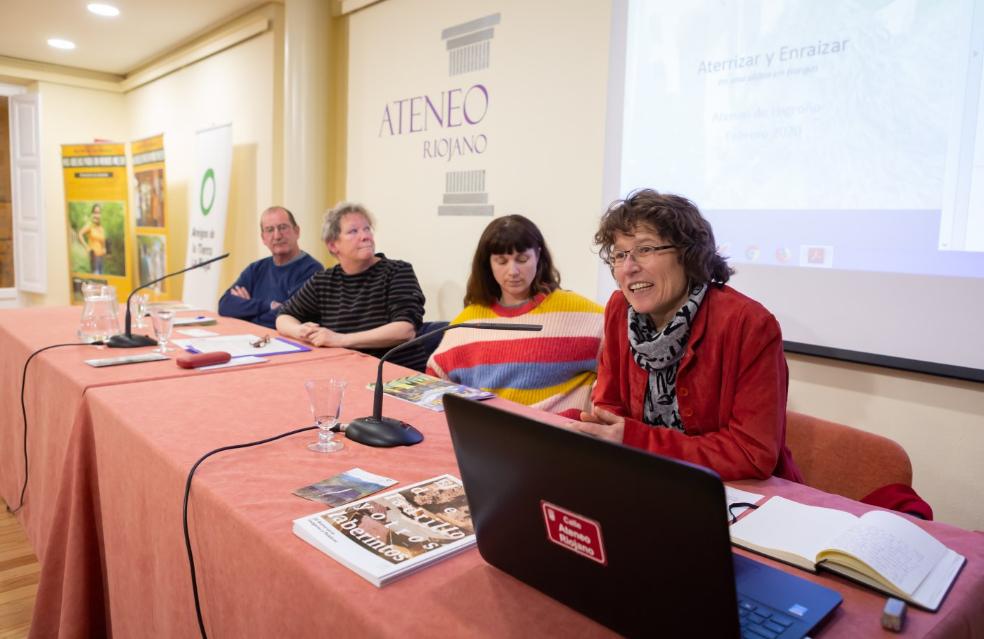 pEn debate. Ramiro Palacios, el moderador, con Marion Thieme, Laure-Yseult Bressy y Dorien Jongsma en el Ateneo Riojano. sonia tercero
