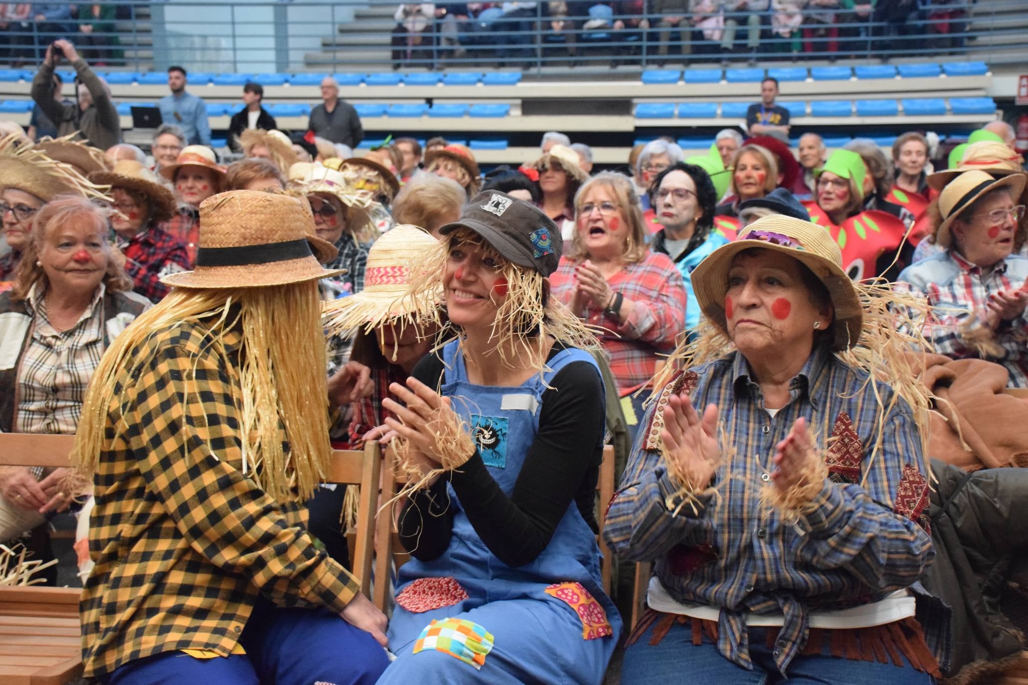 Los mayores festejan el Carnaval en el polideportivo de Las Gaunas