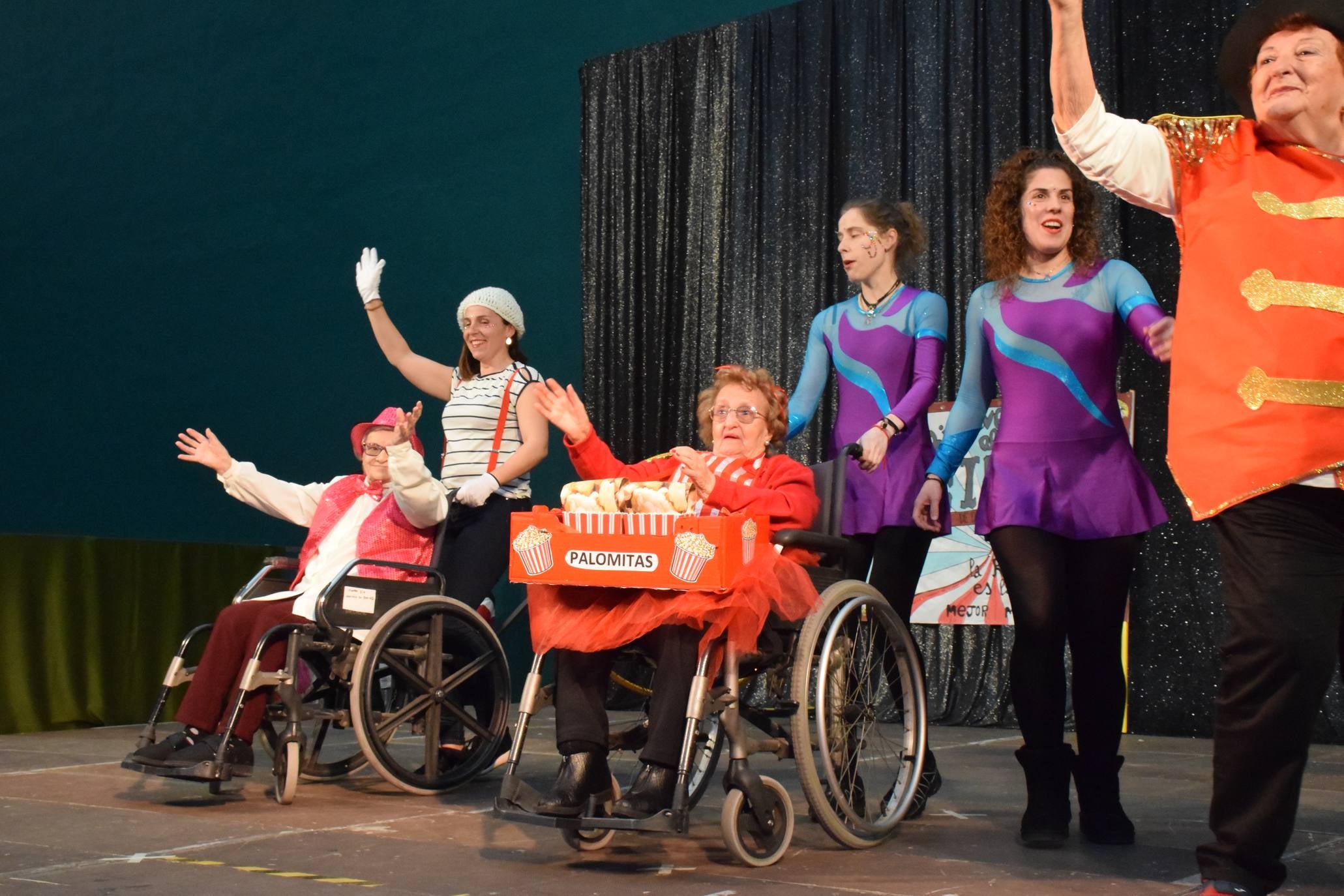 Los mayores festejan el Carnaval en el polideportivo de Las Gaunas