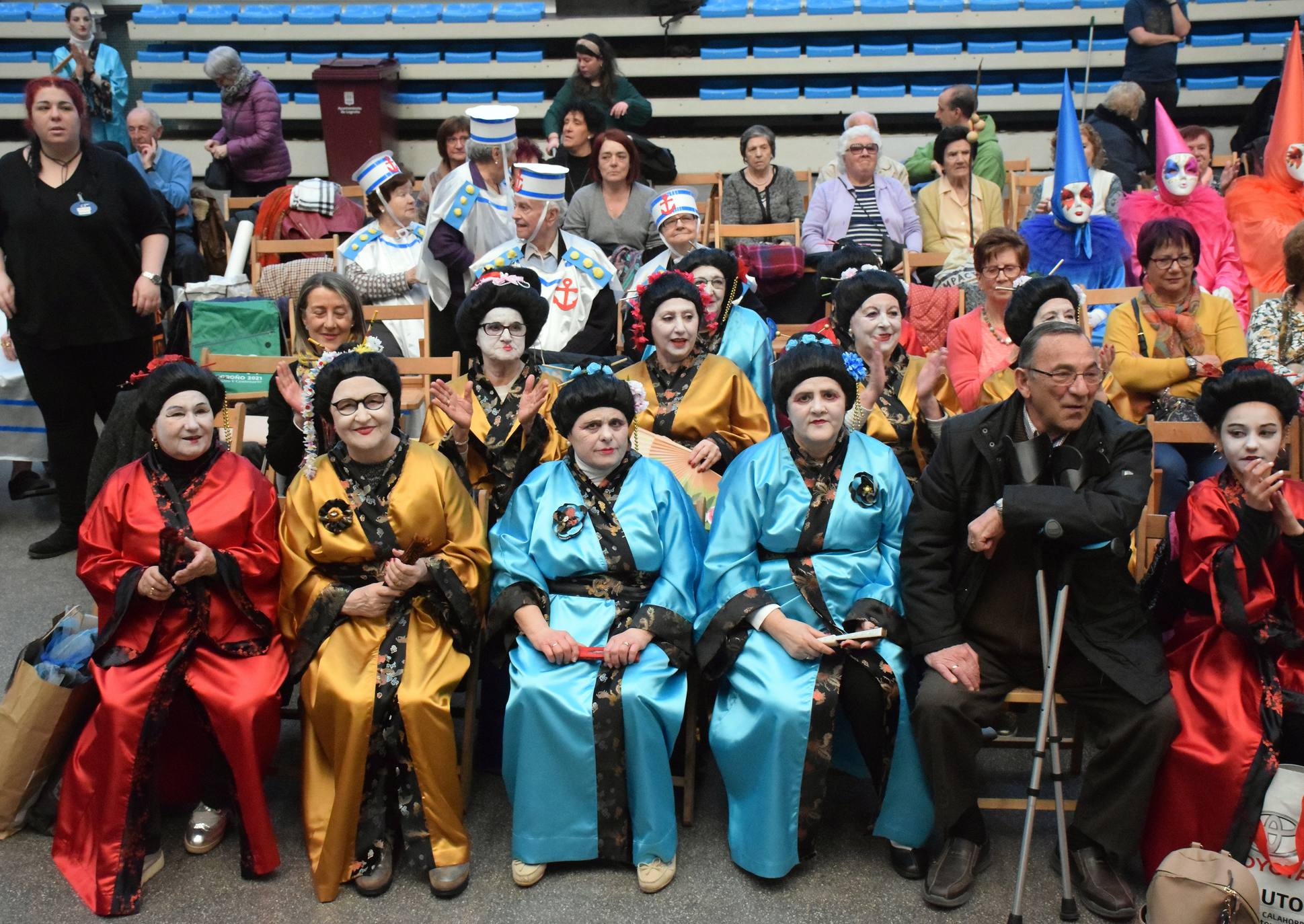 Los mayores festejan el Carnaval en el polideportivo de Las Gaunas