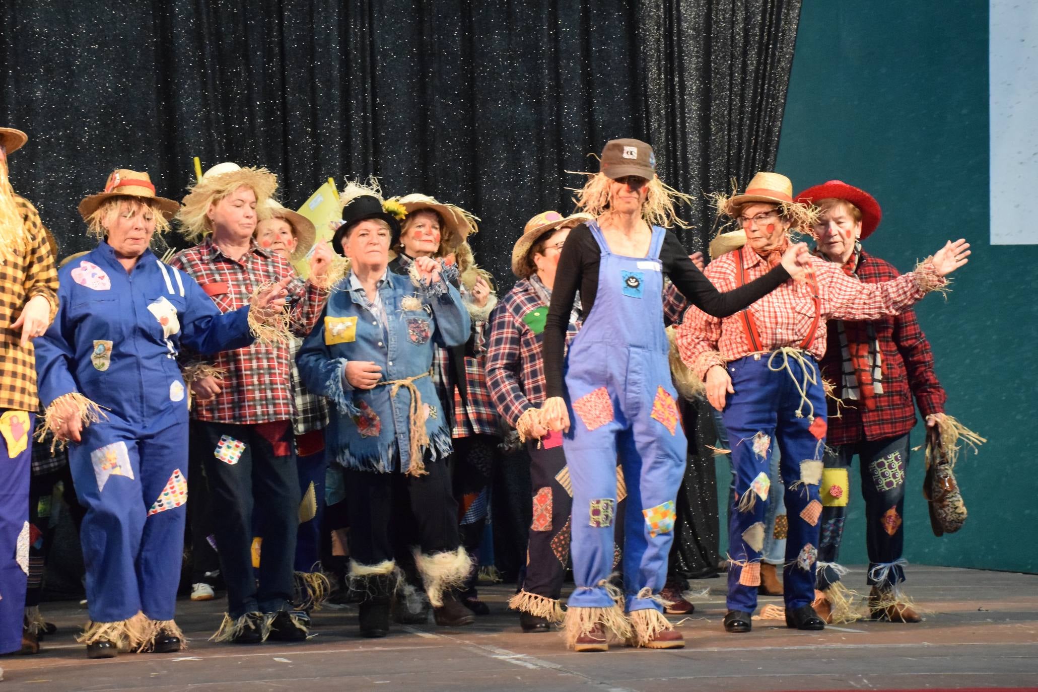 Los mayores festejan el Carnaval en el polideportivo de Las Gaunas