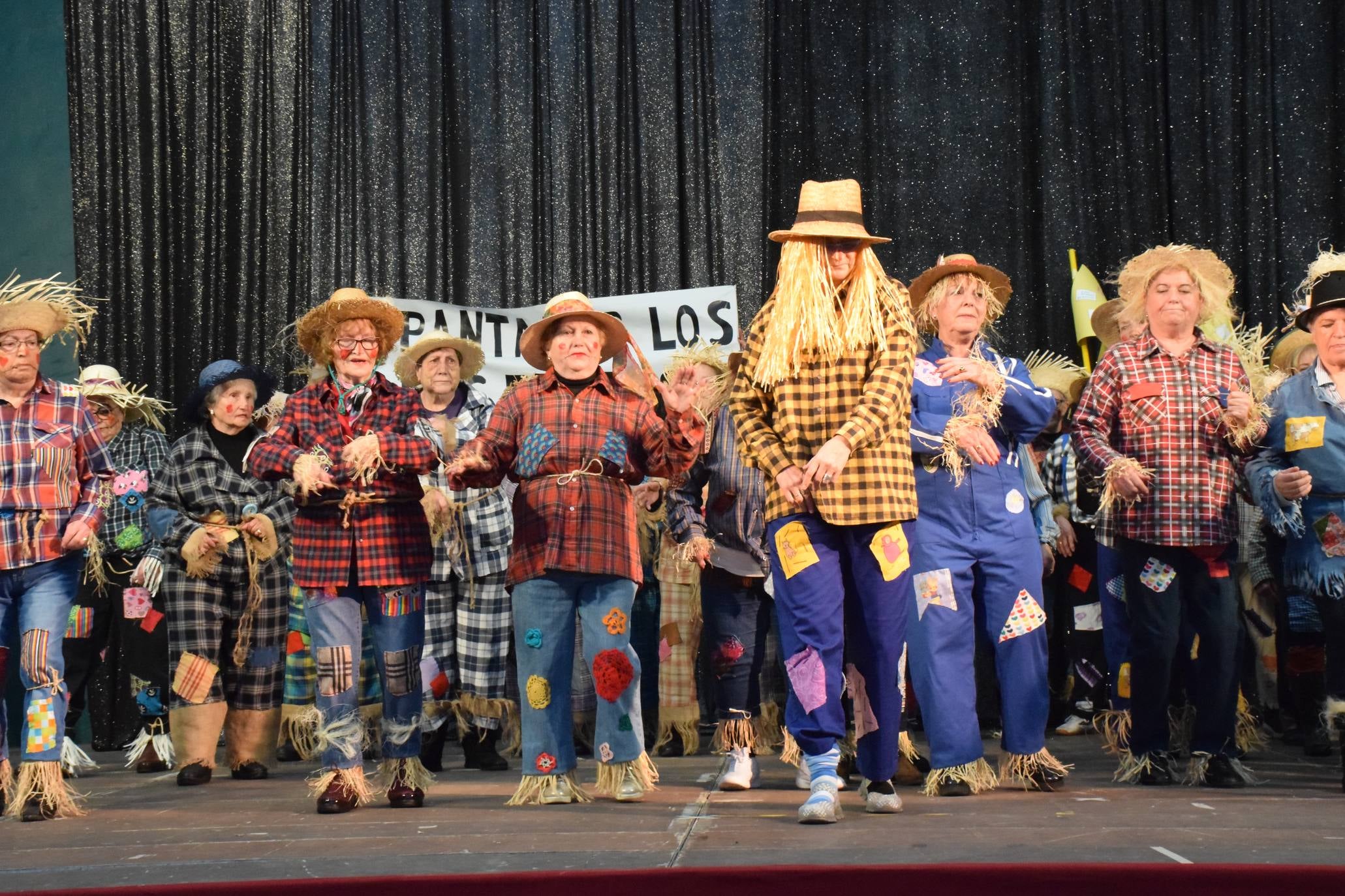 Los mayores festejan el Carnaval en el polideportivo de Las Gaunas