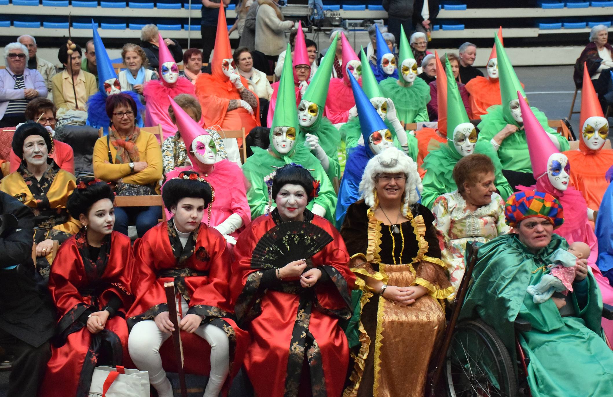 Los mayores festejan el Carnaval en el polideportivo de Las Gaunas