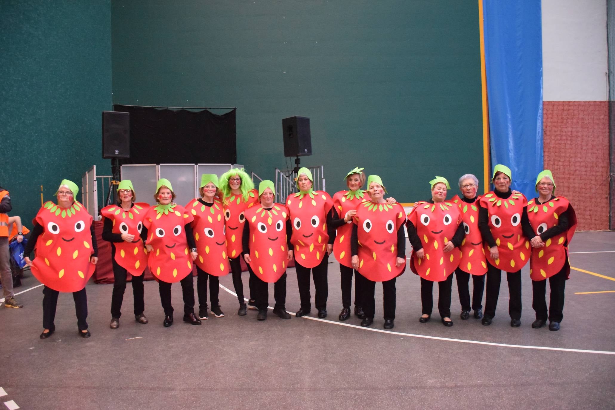 Los mayores festejan el Carnaval en el polideportivo de Las Gaunas