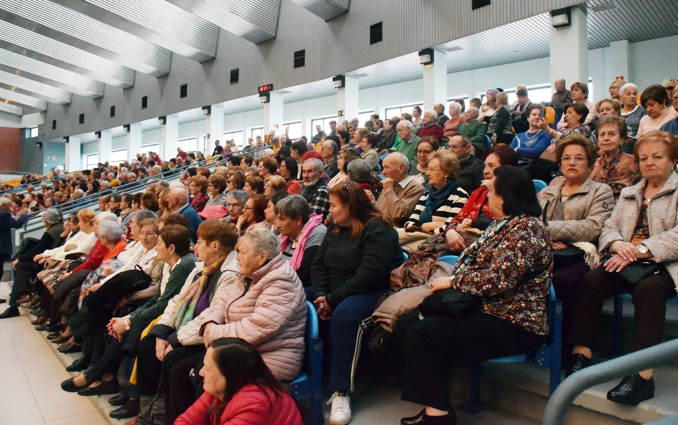 Los mayores festejan el Carnaval en el polideportivo de Las Gaunas