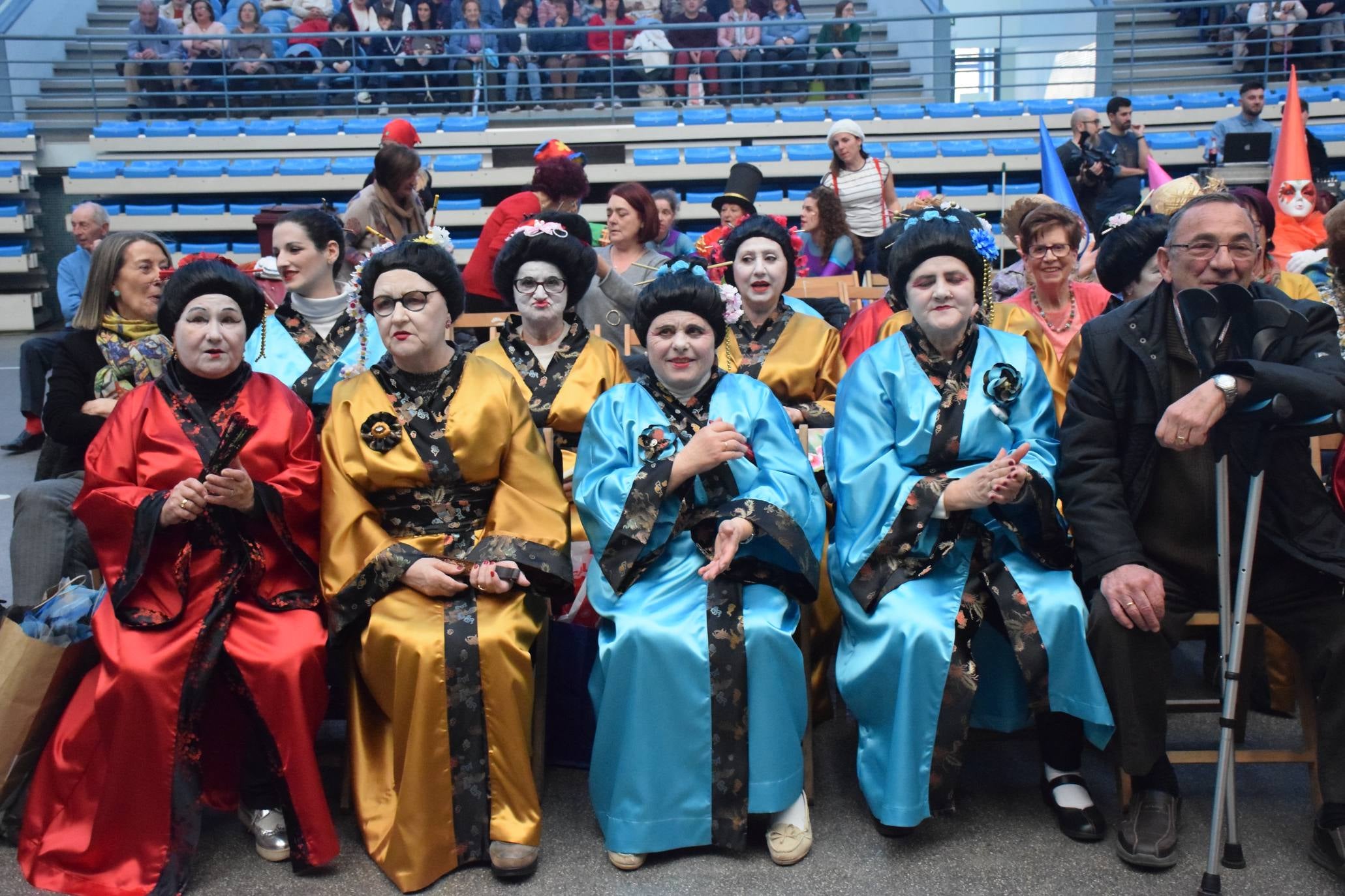 Los mayores festejan el Carnaval en el polideportivo de Las Gaunas