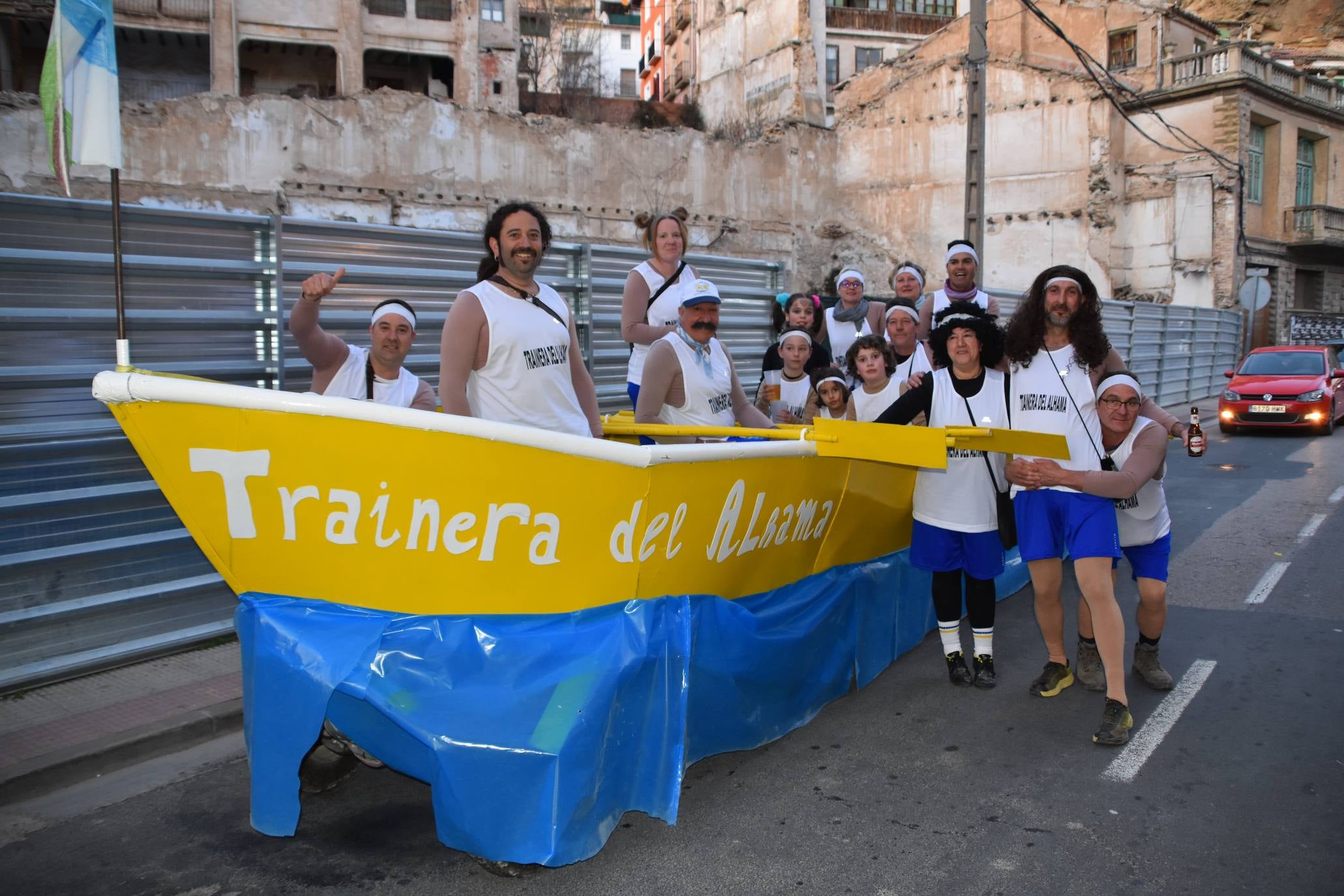 Fotos: Más de treinta carrozas y grupos llenan de color Cervera