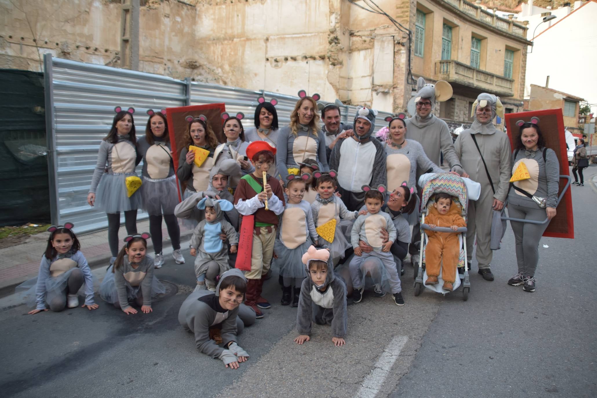 Fotos: Más de treinta carrozas y grupos llenan de color Cervera