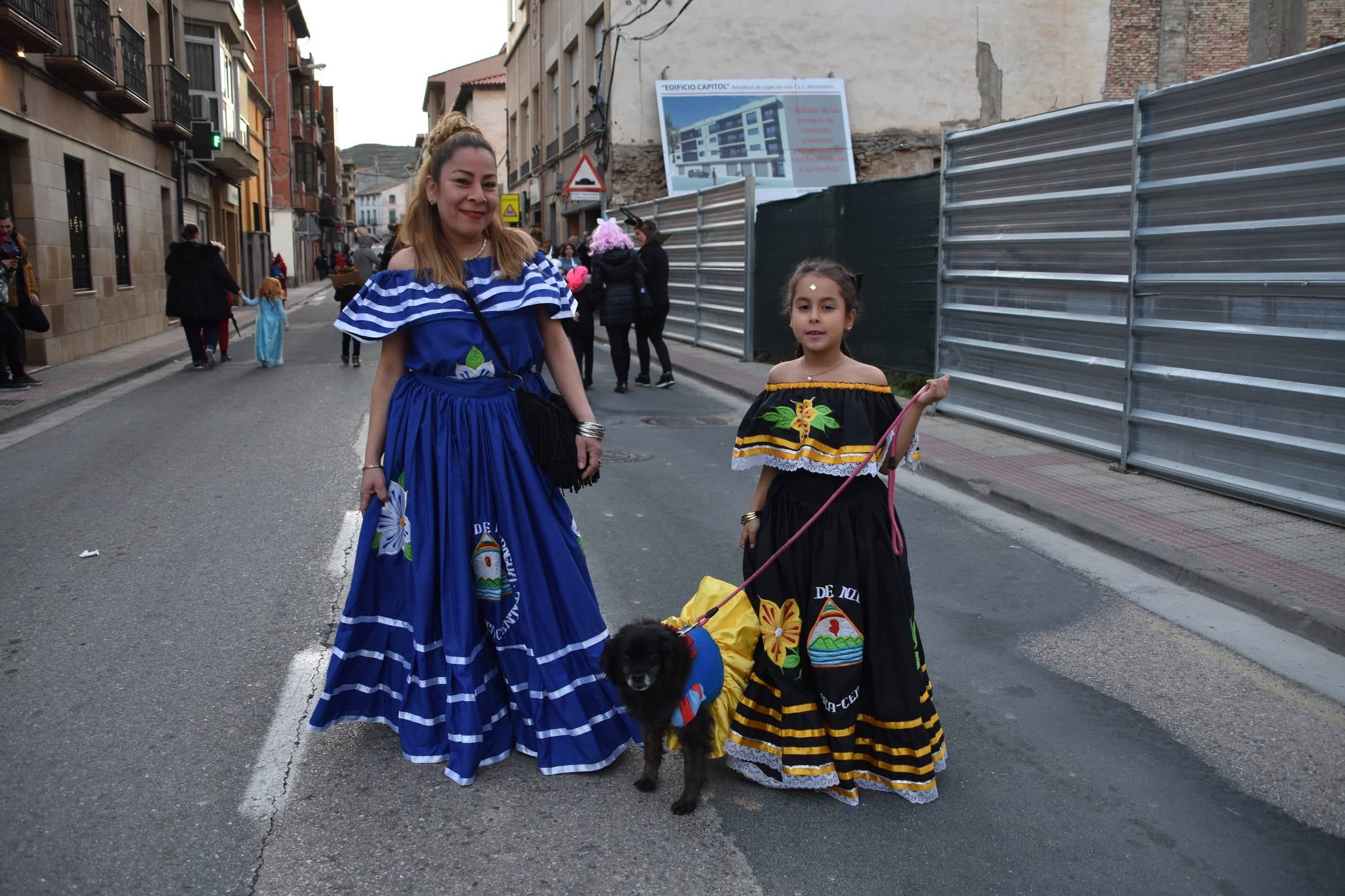 Fotos: Más de treinta carrozas y grupos llenan de color Cervera