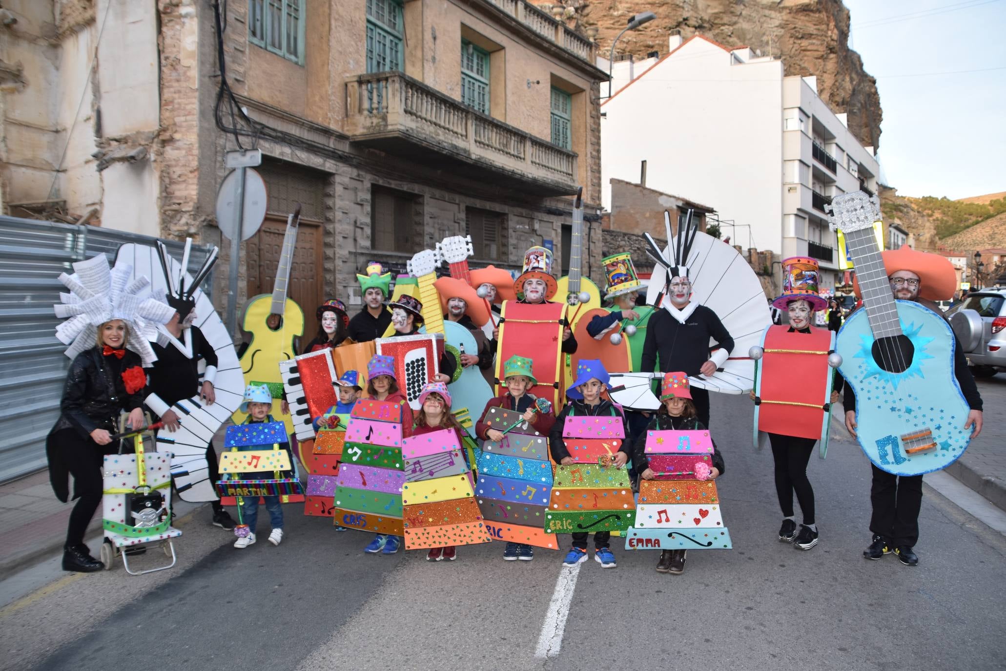 Fotos: Más de treinta carrozas y grupos llenan de color Cervera