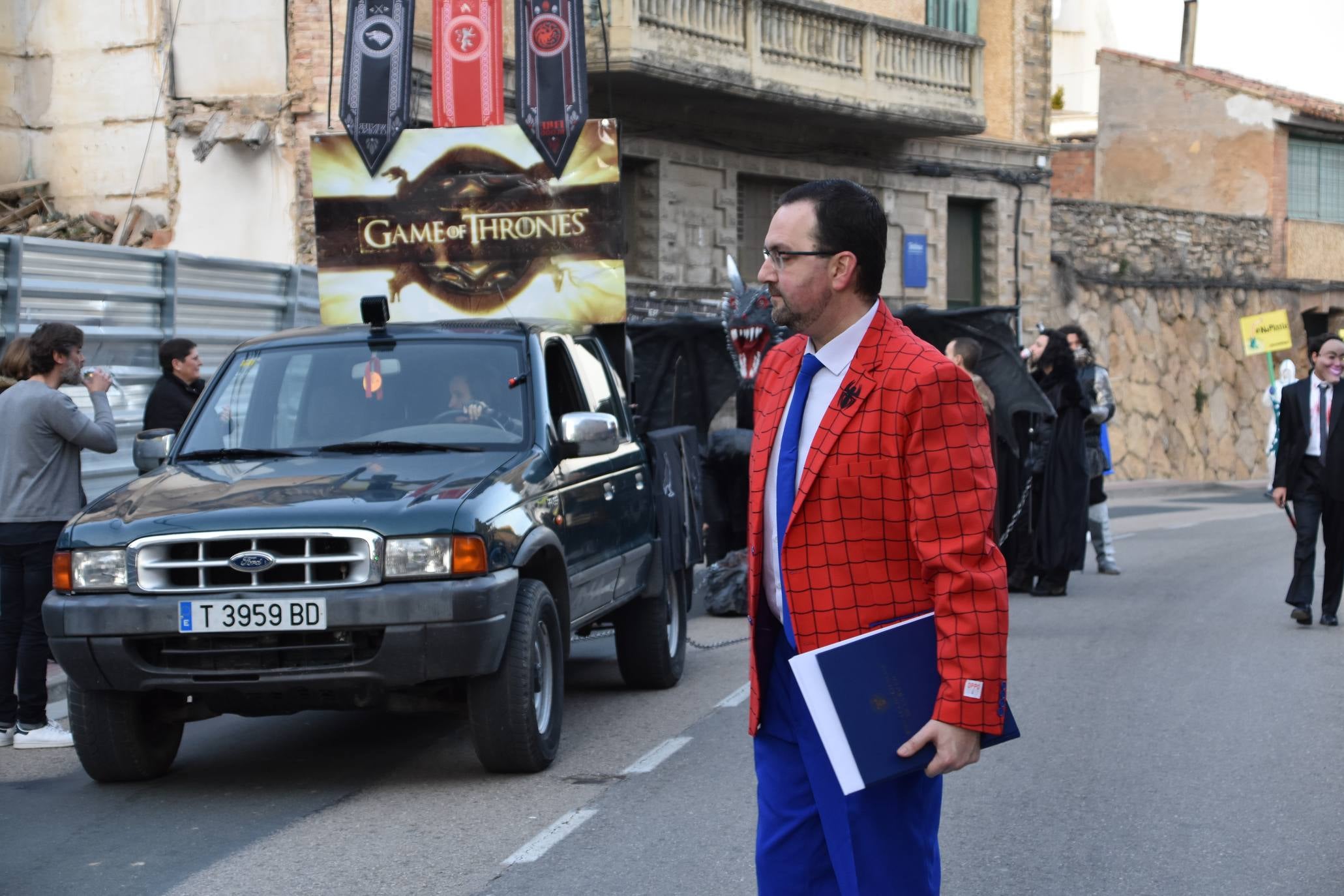 Fotos: Más de treinta carrozas y grupos llenan de color Cervera