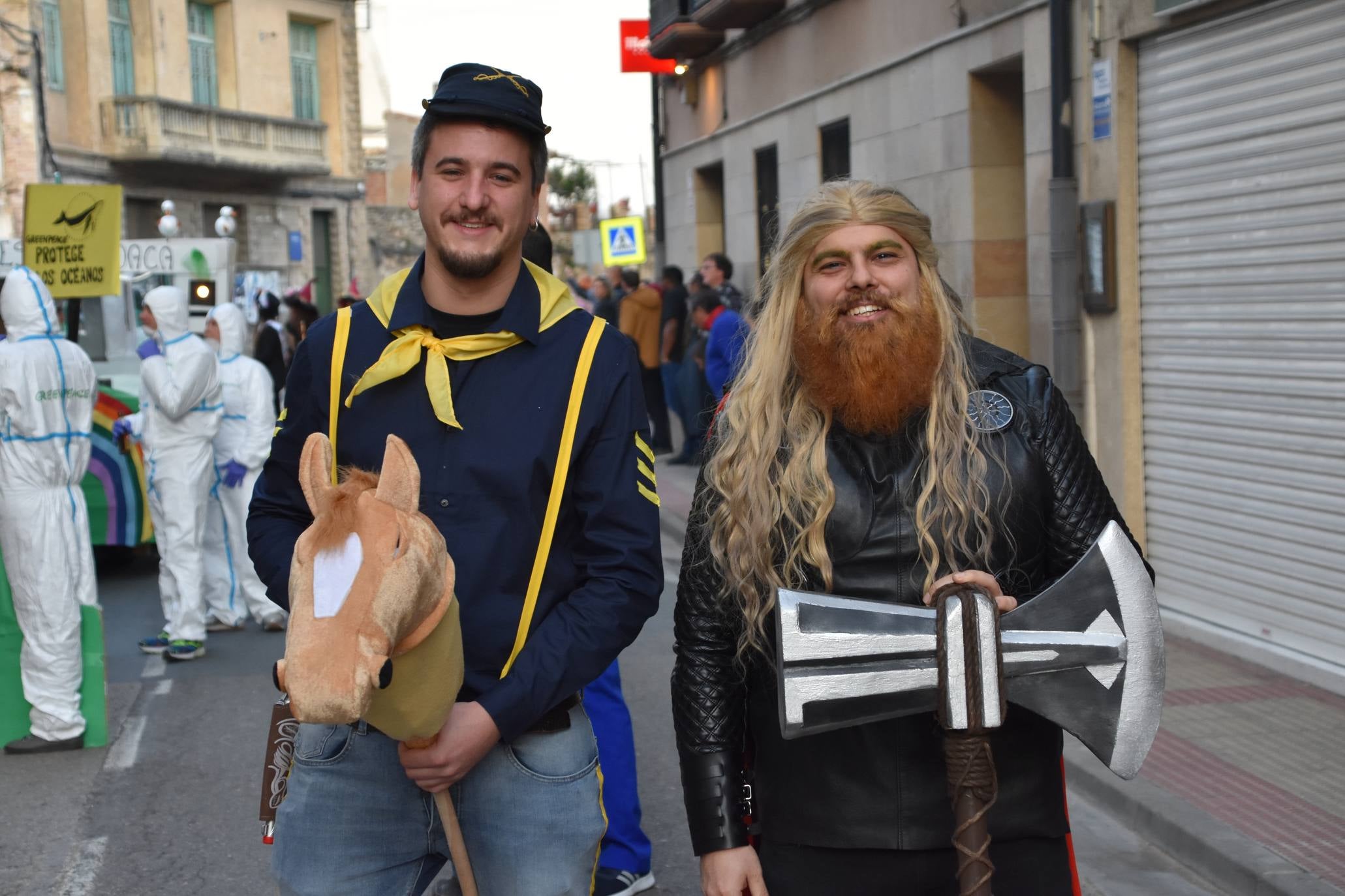 Fotos: Más de treinta carrozas y grupos llenan de color Cervera