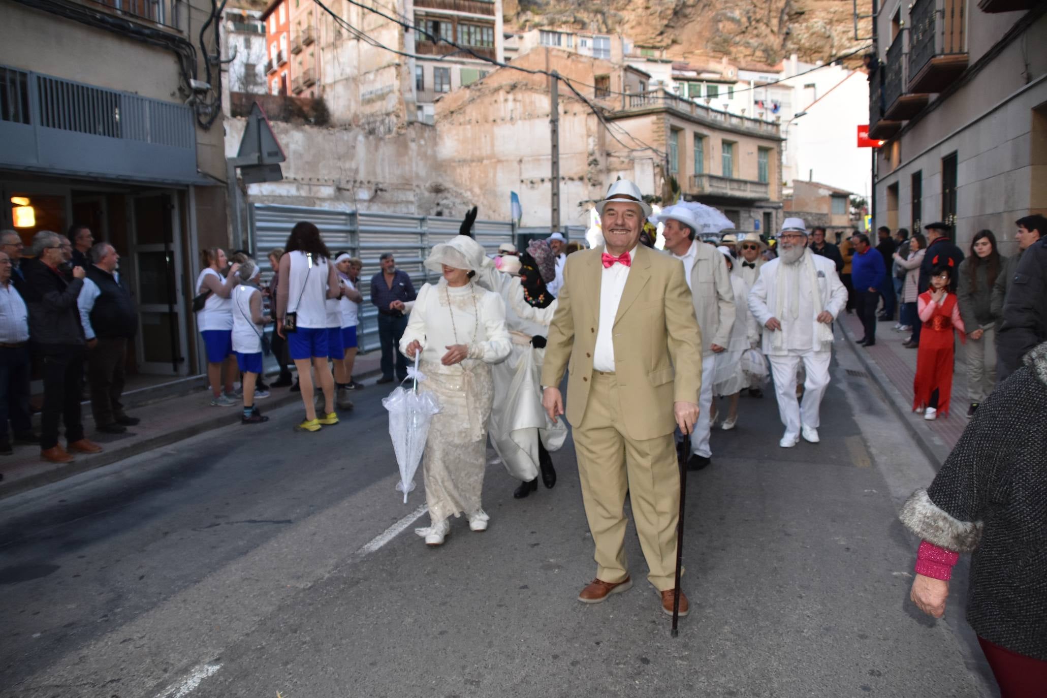 Fotos: Más de treinta carrozas y grupos llenan de color Cervera