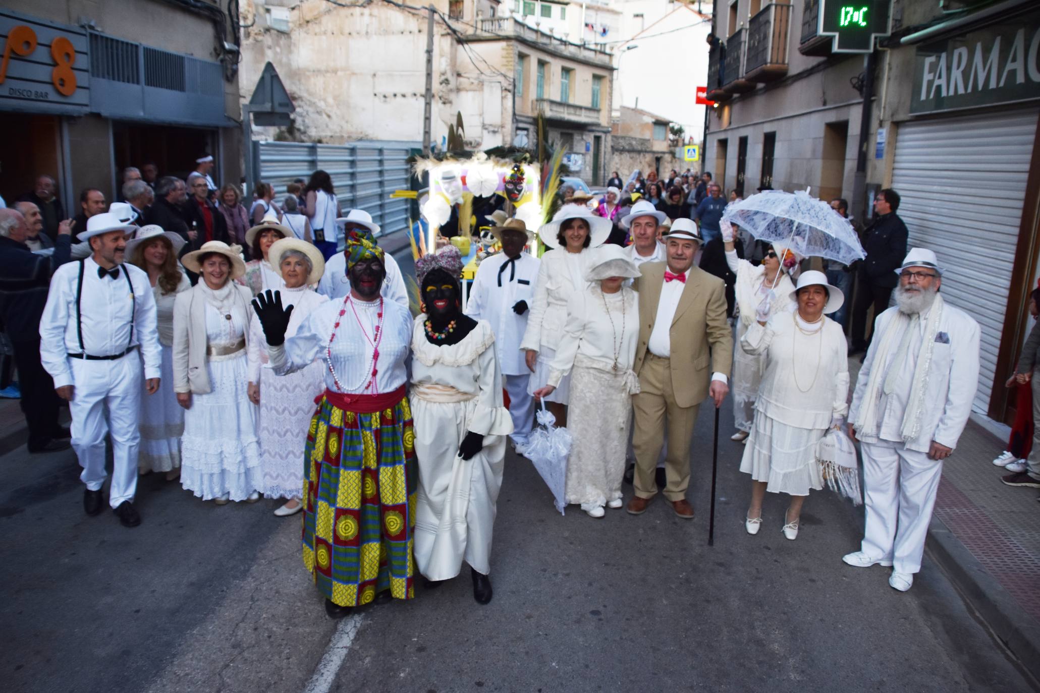 Fotos: Más de treinta carrozas y grupos llenan de color Cervera