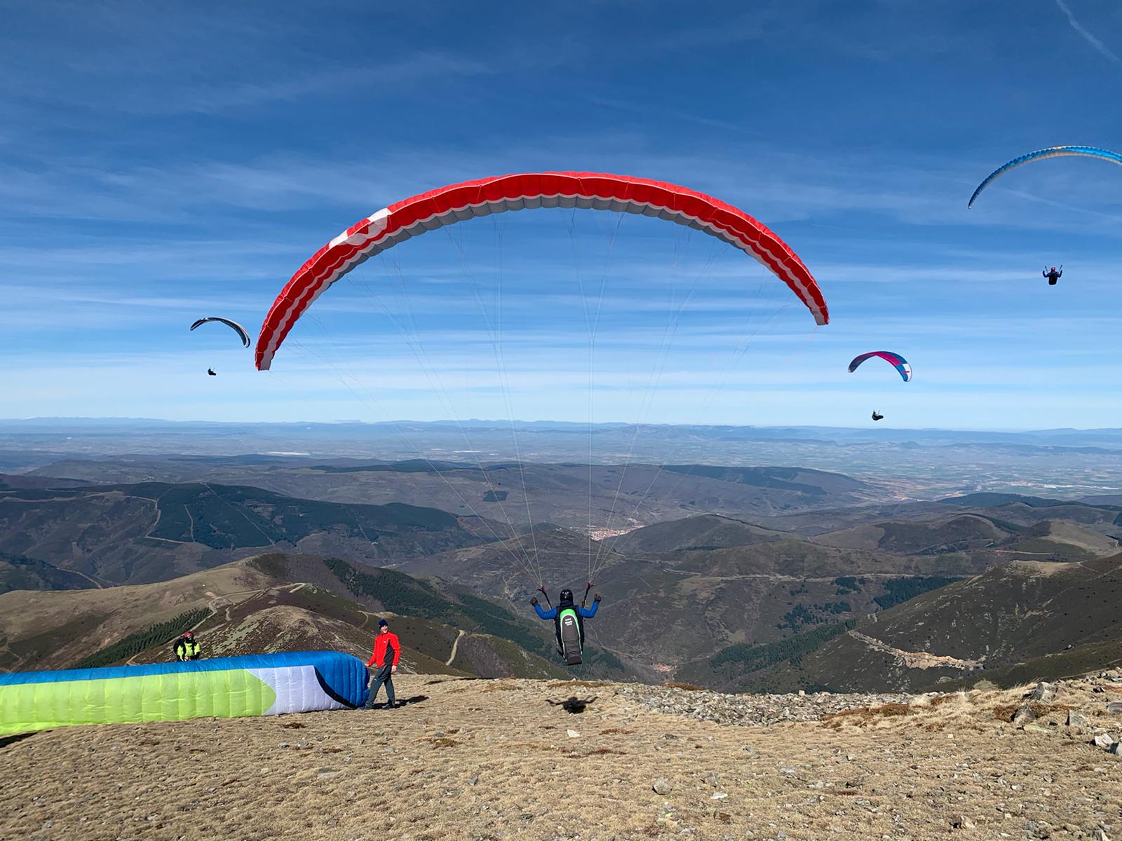 Fotos: Los parapentes sobrevuelan el San Lorenzo