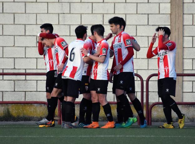 Jugadores de la UD Logroñés Promesas celebran uno de los goles. 