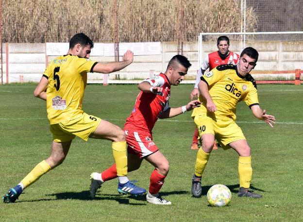 Cordovín intenta irse de dos contrarios en el partido de ayer. 