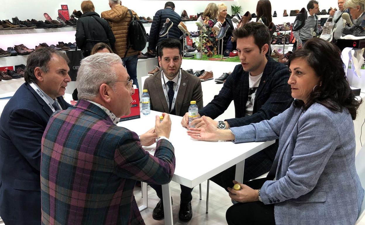 Milán. La presidenta Concha Andreu, junto al consejero Castresana y al alcalde de Arnedo, en la última feria milanesa del calzado. 