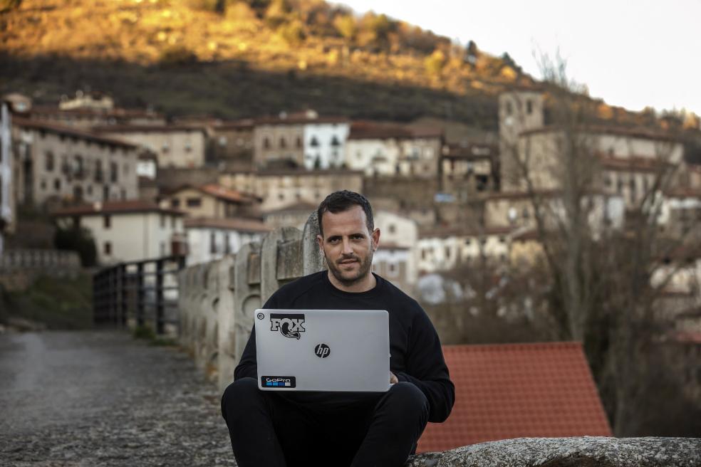 Conectado. Gonzalo puede seguir las clases 'on line' desde Villoslada, donde reside.