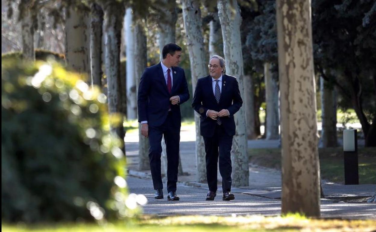 El presidente del Gobierno, Pedro Sánchez, charla animadamente con el presidente de la Generalitat, Quim Torra.