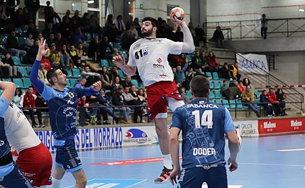 Frigoríficos Cangas del Morrazo-Ciudad de Logroño: El Balonmano Ciudad de Logroño logra un importante triunfo en Cangas gracias a su defensa