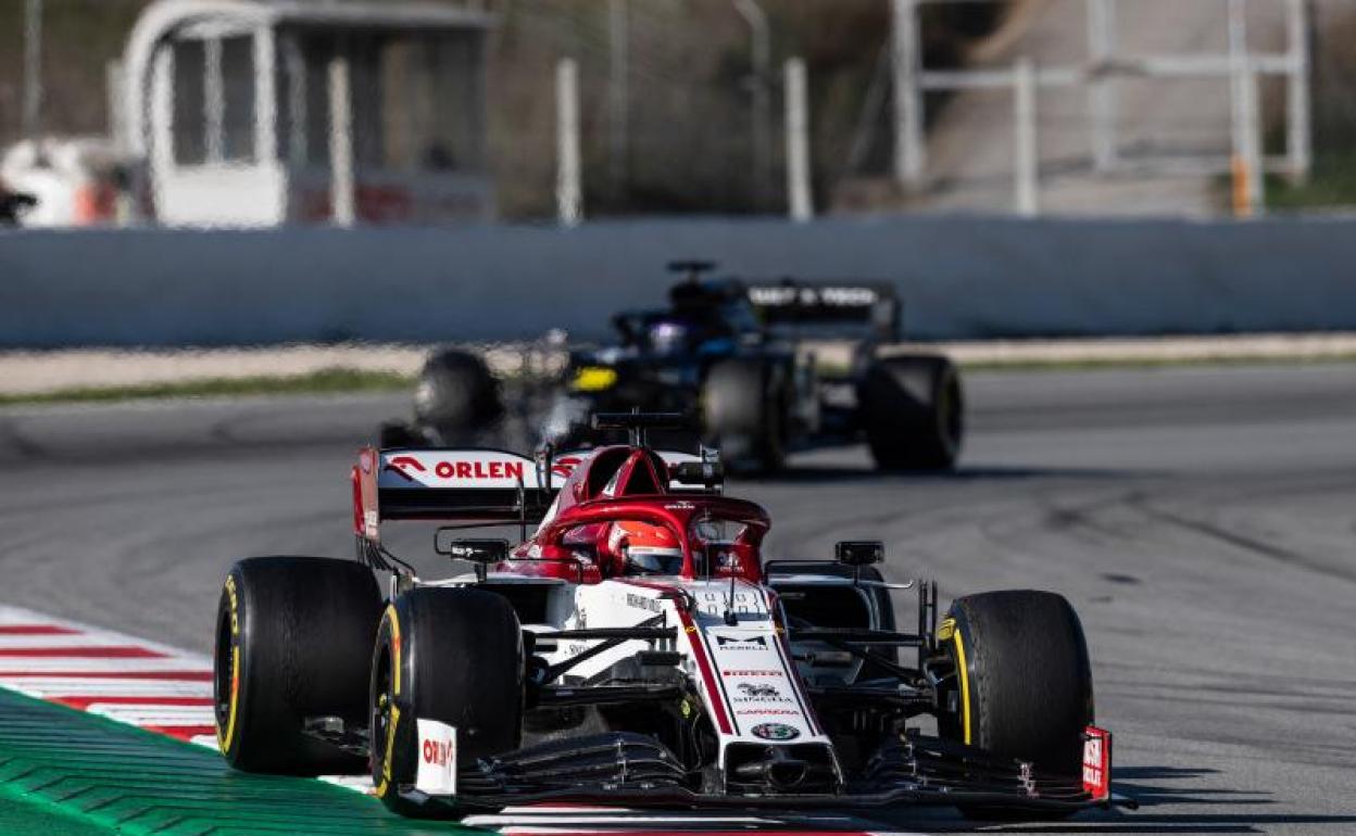 Robert Kubica, con su Alfa Romeo, en el circuito de Montmeló. 